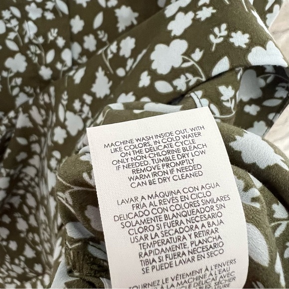 Cabi Women's Small. Floral. Sleeveless Blouse. Collared. Lightweight. 1/2 Button - Picture 7 of 7